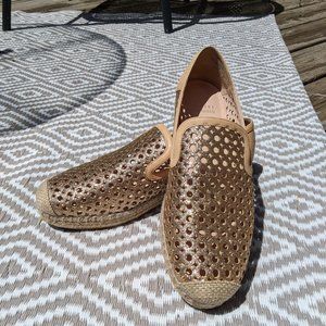 Like NEW Stuart Weitzman Metallic Gold Glitter Laser Cut Espadrilles Size 9.5